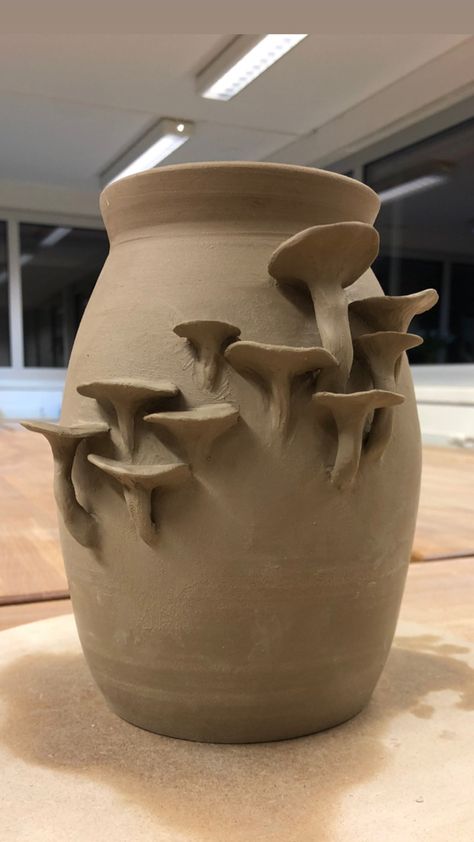 Mushroom Vase Pottery, Mushroom Vase Ceramic, Clay Vessels Aesthetic, Ceramic Coil Vase, Coil Vase Ideas, Ceramics Carving Ideas, Clay Vessels Ideas, Coil Vase Ceramics, Ceramics Ideas Pottery Sculpting