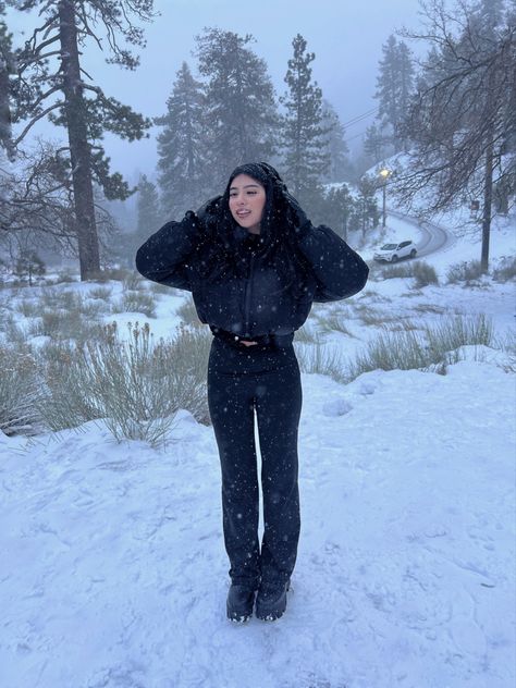 Snowday photos #snowing #snowboardingoutfit #snowoutfit #coldoutfitinspo #fyp #asthetic #astheticideas Doc Martens Snow Outfit, Snowday Outfit, Snow Fits, Outfits Aesthetic Grunge, Snow Aesthetic, Snow Outfit, Snowboarding Outfit, Snow Day, Doc Martens