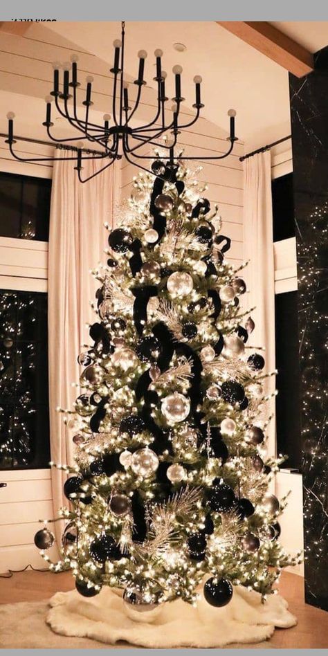 Black Bulb Christmas Tree, Gold Silver Rose Gold Christmas Tree, Christmas Tree Inspiration Black And White, Black Neutral Christmas Tree, Christmas Black Decor Ideas, Black And Silver Christmas Tree Ornaments, Black Themed Christmas Tree Ideas, Modern Black And White Christmas Tree, Black And Clear Christmas Tree