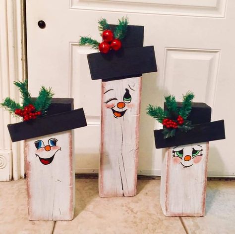 4x4 Christmas Wood Crafts, Diy Wood Christmas Decorations, Snowman Gnome, Wood Christmas Decorations, Cute Christmas Decorations, Wooden Christmas Crafts, Fabric Crafts Diy, Christmas Yard Art, Snowman Christmas Decorations