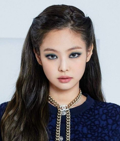 Kim Makeup, Jennie Chanel, Eye Makeup Palette, Black Eyeshadow, Jennie Kim Blackpink, Blue Makeup, Jennie Kim, Makeup Palette, Pretty Makeup