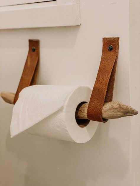 Beach Toilet Paper Holder, Leather Toilet Paper Holder, Toilet Paper Holders Ideas, Lemari Industrial, Toilet Roll Holder Diy, Toilet Paper Holder Diy, Toilet Paper Holder Ideas, Farmhouse Toilet Paper Holder, Leather Strap Shelves