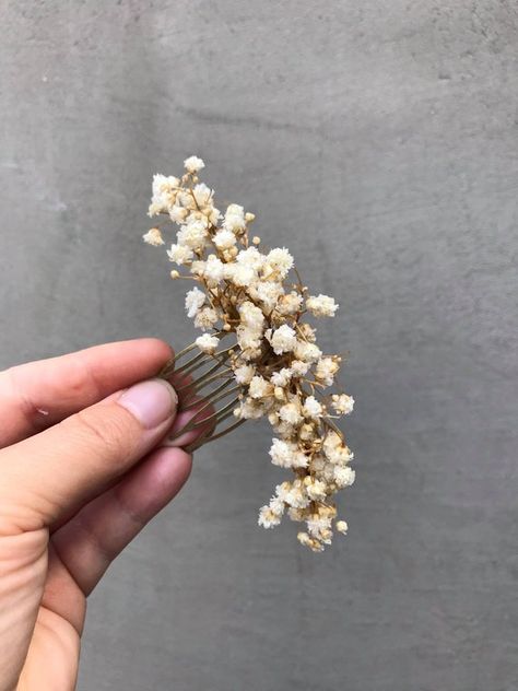 Wedding Flower Comb, Baby Breath Flower Crown, Off White Wedding, Wedding Flower Hair, Headpiece Hairstyles, Love Fest, Hair Wreaths, Flower Comb, Flower Hair Comb