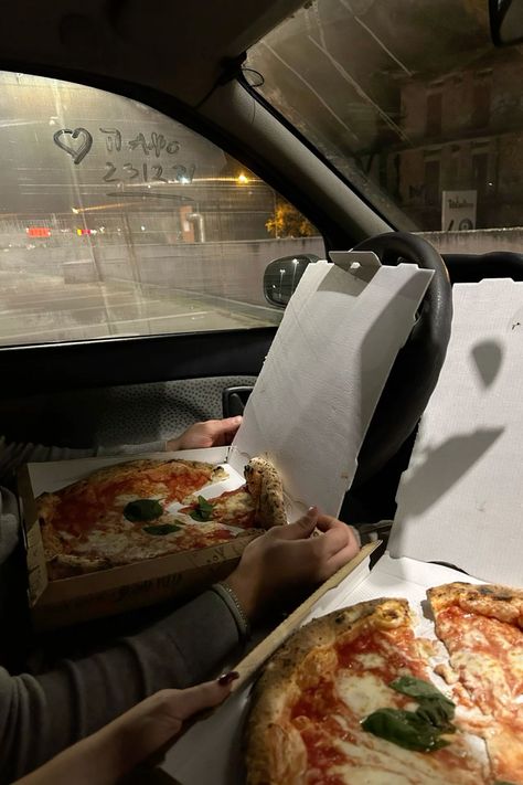 Couple date night in the car eating pizza couplegoals couplepic datenight picinspo Cute Food Ideas For Boyfriend, Couple Eating Pizza Aesthetic, Night Dates Couple, First Date Astetic, Eating In The Car Aesthetic, Aesthetic Dates With Bf, Couple Eating Aesthetic, Eating In Car Aesthetic, Couples In Cars Night