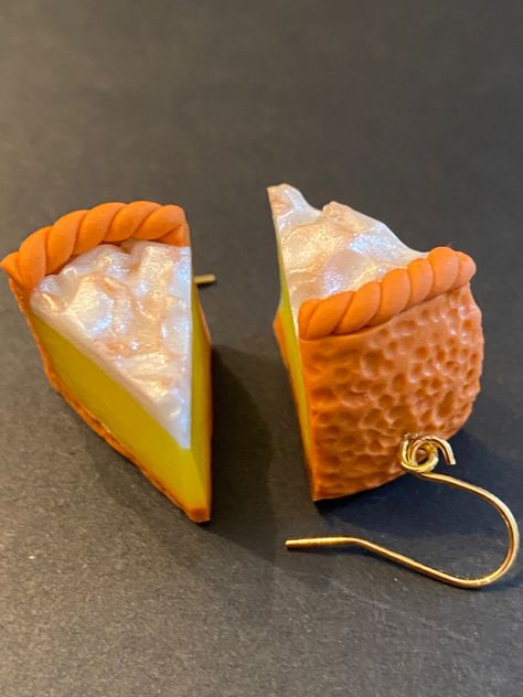 Yummy looking lemon meringue pie earrings! Pie Earrings, Lemon Earrings, Earrings Food, Miniature Things, Lemon Filling, Lemon Meringue Pie, Food Earrings, Meringue Pie, Lemon Pie