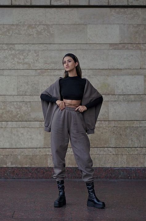 Sweatpants With Boots, Sweatpants And Boots, Sweats Style, Styling Joggers, Styling Turtlenecks, Styling Boots, Boots Outfits, Style Lookbook, Travel Winter