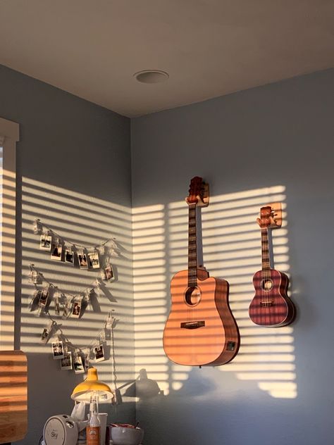 Room With Guitar On Wall, Bedroom With Instruments, Room Decor Guitar, Guitar Bedroom Aesthetic, Instrument Room Aesthetic, Guitar Hanging On Wall, Guitar Decor Ideas, Guitar On Wall, Guitar Room Ideas