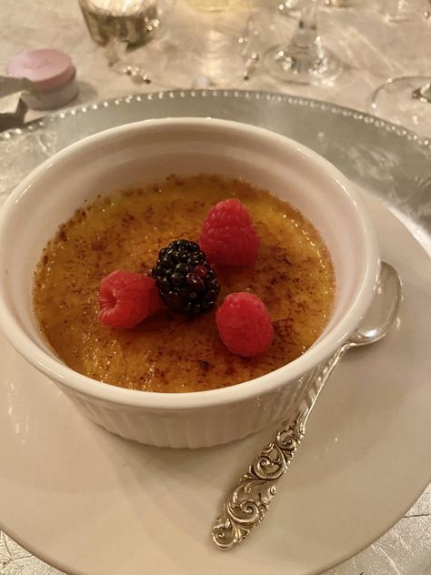 Cream Brulee Aesthetic, Crème Brûlée Aesthetic, Creme Brulee Aesthetic, كريم بروليه, Food Babe, Think Food, Sweet Cakes, Wedding Food, Dessert For Dinner