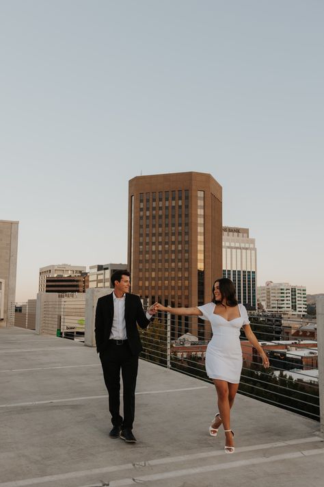 Rooftop Shoot, Downtown Couple, Engagement Outfits Summer, Engagement Photos Downtown, Classy Engagement Photos, Rooftop Photoshoot, Courthouse Wedding Photos, Fall Engagement Pictures, Engagement Picture Outfits