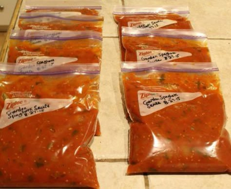 How to Make Spaghetti Sauce from Fresh Tomatoes (Freezer Friendly Recipe) - The Coupon Project Freezer Tomatoes, Spaghetti Sauce From Fresh Tomatoes, Freezer Spaghetti, Freezer Tomato Sauce, Fresh Tomato Spaghetti Sauce, Freezer Spaghetti Sauce, Make Spaghetti Sauce, Sauce From Fresh Tomatoes, Pasta Sauce With Fresh Tomatoes