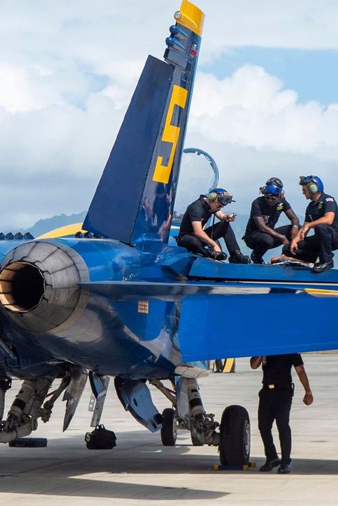 U.S. Navy Blue Angels over Kaneohe Bay in Oahu, Hawaii. Make sure you don’t miss out on the Kaneohe Bay Air Show Blue Angels Air Show, American Flag Wallpaper, Go Navy, Blue Angels, U S Navy, Military Army, Military Art, Air Show, Oahu Hawaii