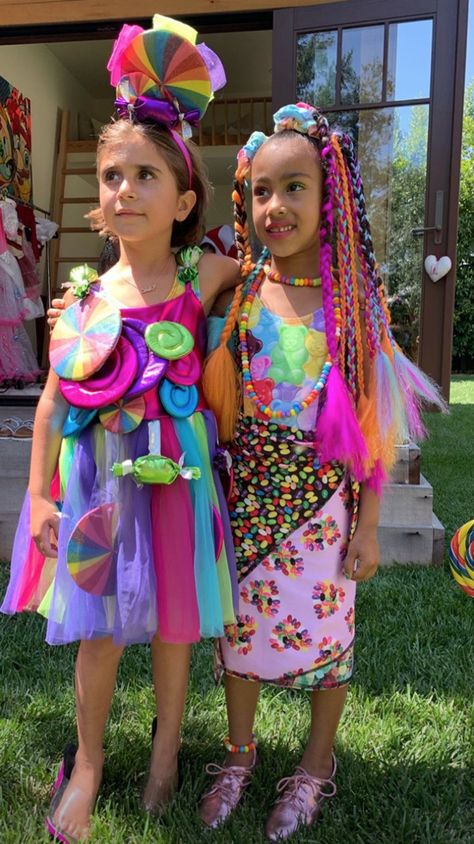 All the Sweet Details About Kourtney and Kim Kardashian's Daughters' Candy Land Birthday Bash Kardashian Kids Birthday Party, Kardashian Grandkids, Candy Land Birthday, Kourtney Kardashian Instagram, Estilo Kardashian, Penelope Disick, Kim And Kourtney, Candy Costumes, Kardashian Kids