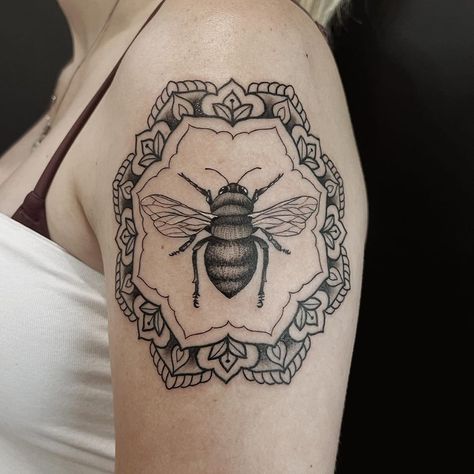 Mandala Bee Tattoo Tattoos For Ladies, Plant Tattoos, Bee Tattoos, Wrist Tattoo Ideas, Boho Tattoos, Plant Tattoo, Airbrush App, Inspiration Painting, Bee Tattoo