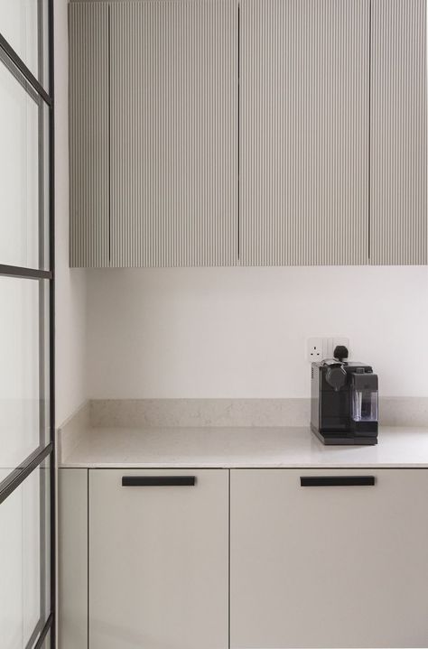 Kitchen Handles Grey Cabinets, Flat Kitchen Cabinet Doors With Handles, Black Handle Kitchen Cabinets, Minimal Grey Kitchen, Grey Kitchen Ikea, Modern Kitchen With Handles, Beige Kitchen Black Handles, Grey Kitchen With Black Handles, Grey Kitchen Black Handles