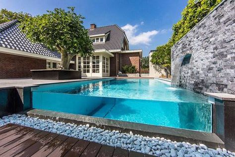 Clear sided pool Piscina Container, Modern Backyard Design, Moderne Pools, Luxury Swimming Pools, Modern Backyard Landscaping, Yahoo Answers, Glass Pool, Luxury Pools, Modern Pools