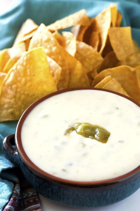 Come learn how to make the Green Chile White Queso Dip of your dreams with this easy 5-minute recipe! It’s cheesy, tasty, and incredibly good! Queso Dip Mexican, White Queso Dip Recipe, Hatch Chile Recipes, Chip Dips, Queso Dip Recipe, White Queso Dip, White Queso, Green Chile Recipes, Queso Dip Recipes