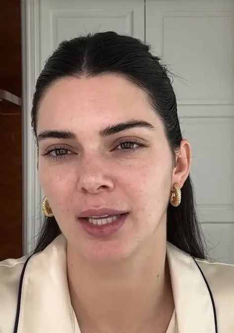 Kendall Jenner Shows Off Natural Skin With Fine Lines And Texture Kendall Jenner Without Makeup, Kendall Jenner Skin, Kendall Jenner Makeup, Bare Skin, Gua Sha, Without Makeup, Natural Skin, Kendall Jenner, Skin Makeup