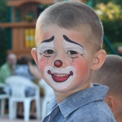 Adorable modele de maquillage pour enfant - Clown Clown Face Paint, Obličejové Masky, Face Painting For Boys, Cheek Art, Clown Paintings, Clown Face, Face Painting Easy, Kids Face Paint, Cute Clown