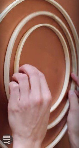 A woman carefully arranges 3 embroidery hoops on her table. A few steps later? I am so doing this in my bedroom! Diy Chandler Ideas, Fringed Chandelier, Diy Chandelier Ideas, Led Light Installation, Diy Fringe, Fringe Chandelier, Chandelier Diy, Farmhouse Style Lighting, Luminaire Original