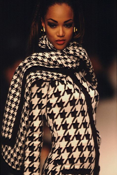 Runway Fashion Black, Black Runway, Sleepless In Seattle, Fashion Black And White, Mode Chanel, Runway Model, 90s Runway, Tyra Banks, Model Aesthetic