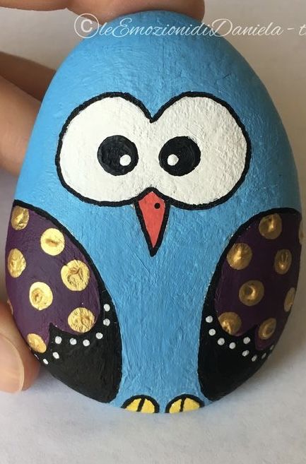 Painting Ideas On Stone Easy, Rock Painting Ideas For Beginners, Owl Painted Rocks, Rock Crafts Diy, Christmas Pebble Art, Owl Rocks, Happy Rock, Garden Rock Art, Butterfly Art Painting