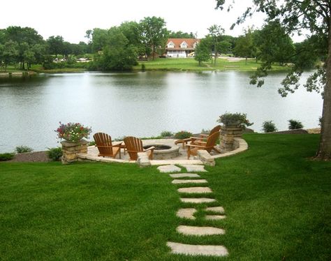 walkway Lake Landscaping, Stepping Stone Walkways, Stepping Stone Paths, Taman Air, Walkway Landscaping, Fountains Backyard, Pond Landscaping, Natural Pond, Stone Walkway