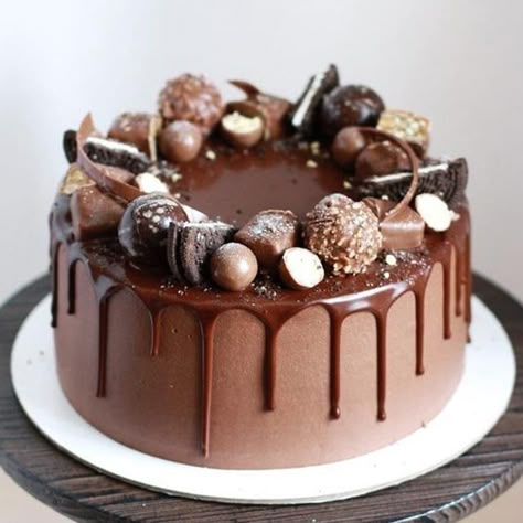 Easy Cake Decorating Chocolate, Cake With Chocolates On Top, Small Chocolate Cake, Chocolate Lovers Cake, Small Birthday Cakes, Chocolate Birthday Cake, Chocolate Cake Designs, Elegant Birthday Cakes, Chocolate Covered Treats