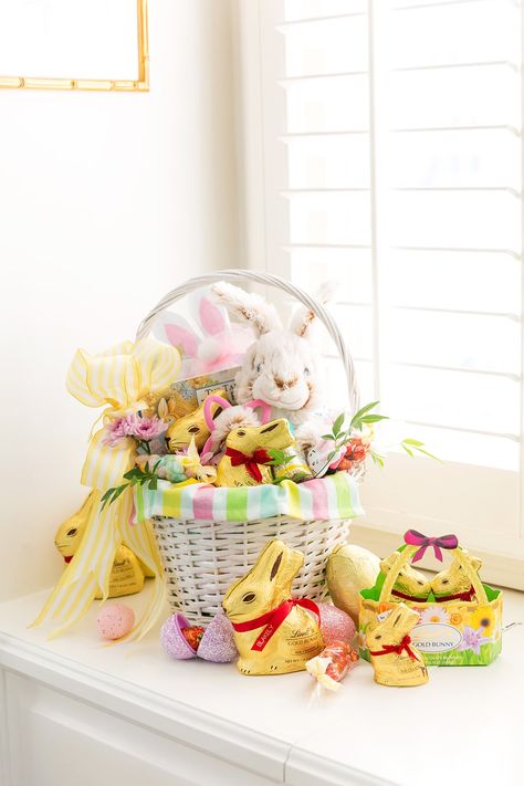 The Ultimate Easter Basket with Lindt | Pizzazzerie Ideas Desayuno, Spring Designs, Spring Porch Decor, Easter Arrangement, Easter Basket Ideas, Easter Bows, Easy Easter Crafts, Bunny Cookies, Easter Basket Fillers