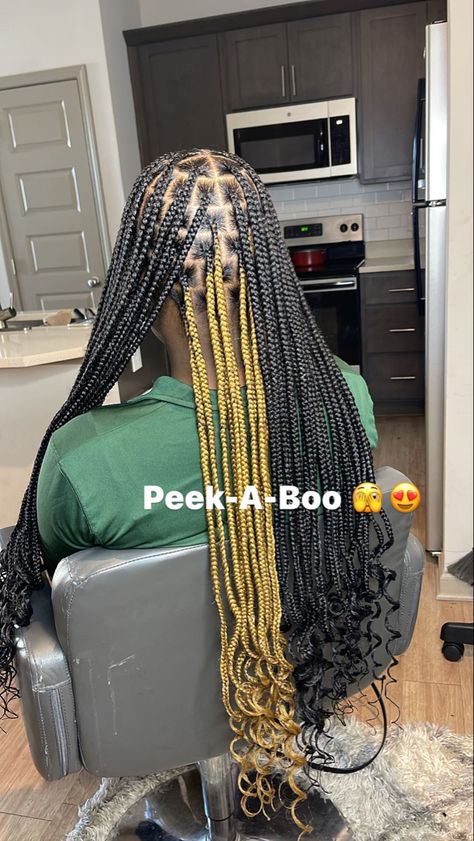 Knotless Box Braids Medium Pick A Boo, Medium Back Length Knotless Braids, Box Braids With Curly Ends Peekaboo, Peek A Boo Hair Braids, Black And Gold Peekaboo Braids, Pikaboo Braids With Curls, Triangle Knotless Braids With Curly Ends, Peekaboo Knotless With Curls, Long Braids With Curls At The End Color