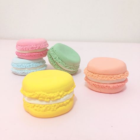 Polymer Clay Macaroons, Polymer Clay Desserts, Clay Pastries, Clay Macaron, Clay Fridge, Mini Bakery, Polymer Clay Magnet, Sell Ideas, Macaron Boxes