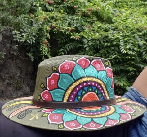 Hand Painted Hats Design, Painted Hats For Women, Hats Painting, Native Hat, Painting Hats, Painting Denim, Embellished Hats, Diy Wall Hanging Yarn, Bohemian Hat