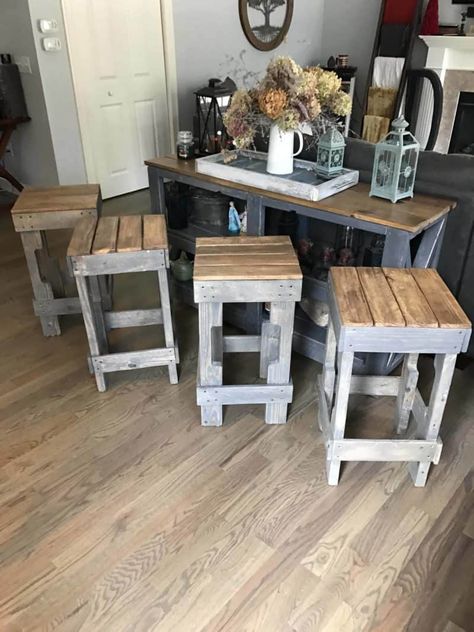 Pallet Stringer Bar Stools Look Pretty Cool! • 1001 Pallets Bar Con Pallet, Palet Bar, Pallet Bar Stools, Pallet Benches, Pallet Stool, Do It Yourself Decoration, Pallet Bar Diy, Diy Wood Pallet Projects, Pallet Bar