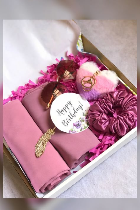 Gift Box Ideas Birthday Best Friend, Hijabi Gift Ideas, Hijab Gift Packing Ideas, Hijab Hampers Ideas, Girly Gift Ideas Birthday, Gift Hamper Packing Ideas, Hijab Gift Box Ideas, Aesthetic Hamper, Gift Hamper For Best Friend