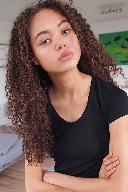 Dillia Martins Mixed Girl Curly Hair, Justine Dancer, Mixed Girl, Biracial Hair, Curly Hair Inspiration, Curly Girl Hairstyles, Types Of Curls, Half Up Half Down Hair, Curly Hair Care