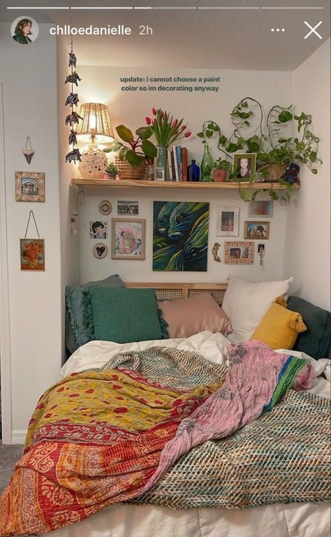 Dorm Room Gallery Wall Ideas, Clean Maximalist Bedroom, Boho Gaming Room, Dorm Room Designs Boho, Granola Room Aesthetic, Playhouse Renovation, Uni Room Aesthetic, Aesthetic Dorms, Eclectic Dorm Room