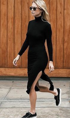 A Black Turtleneck Dress and Black Sneakers Black Dress With Sneakers, Black Turtleneck Outfit, Black Sneakers Outfit, Sneakers To Work, Style Black Dress, Black Turtleneck Dress, Style Désinvolte Chic, Turtleneck Outfit, Quoi Porter