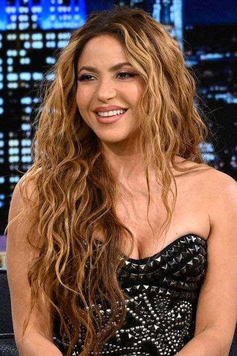 Unveil the skin care secrets of Shakira as she shares her simple yet powerful facial routine for maintaining a radiant complexion. Curly Hair Celebrities, Shakira Hair, Celebrity Hair Colors, Facial Routines, Mtv Music, Beauty Images, Facial Massage, Mens Skin Care, Top Beauty Products