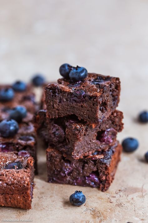 Blueberry Chocolate Brownies! Whip these quick gluten free berry brownies up and you’ll be enjoying them in under an hour! #brownies #glutenfree #snack #chocolatebrownies Blueberry Brownies Recipes, Blueberry Chocolate Dessert, Blueberry And Chocolate Recipes, Berry Brownies, Blueberry Chocolate Cake, Blueberry Brownies, Brownie Board, Chocolate Blondies Recipe, Easy Brownie Recipe