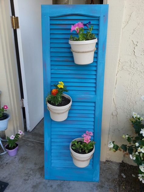 Use an old shutter to hang flower pots. Flower pots are attached using wire and twine. Old Shutters Decor, Shutters Decor, Shutter Art, Shutter Crafts, Shutters Repurposed Decor, Garden Furniture Diy, Repurposed Shutters, Shutter Projects, Repurposed Headboard