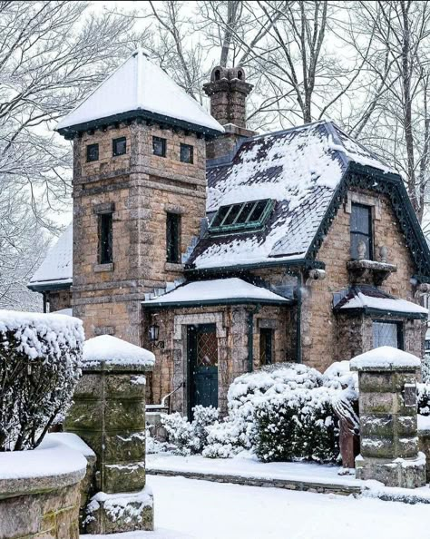 Historic Apartment Building, Victorian Architecture, Dream Cottage, Victorian Houses, Cute House, House Goals, Brick House, Beautiful Buildings, Casas De Ensueño