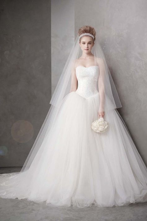 White by Vera Wang... I never really saw myself in a princess dress like this... but this is absolutely gorgeous. Wedding Dress Cinderella, Make Up Sposa, Vera Wang Wedding Dress, Vera Wang Gowns, Vera Wang Wedding, Wedding Dresses Vera Wang, White By Vera Wang, White Wedding Dress, Lace Bridal