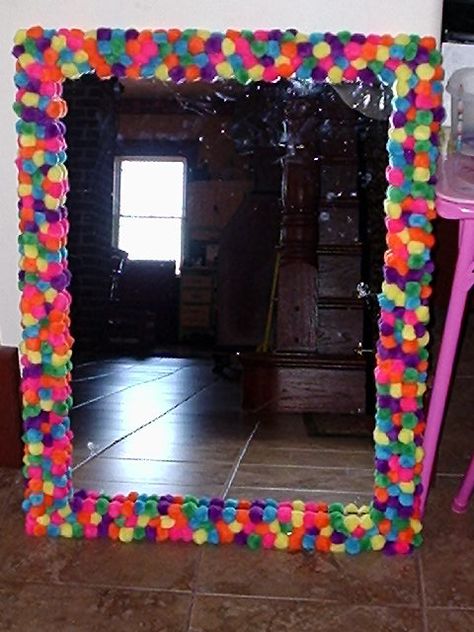 Old mirror and 480 fuzzy balls/pompoms! Pom Pom Mirror Frame, Pom Pom Mirror Diy, Pompom Mirror, Fuzzy Mirror, Pom Pom Mirror, Spiegel Diy, Kids Mirrors, Pom Crafts, Mirror Frame Diy