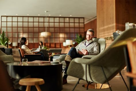 The lounge lacks spaces to both have a bite to eat and prop up a tablet. Image: Cathay Pacific Airport Vip Lounge, Hotel Lobby Lounge, Business Class Lounge, Hong Kong International Airport, Bedroom Inspirations Minimalist, Public Hotel, Vip Lounge, Airport Lounge, Lobby Lounge