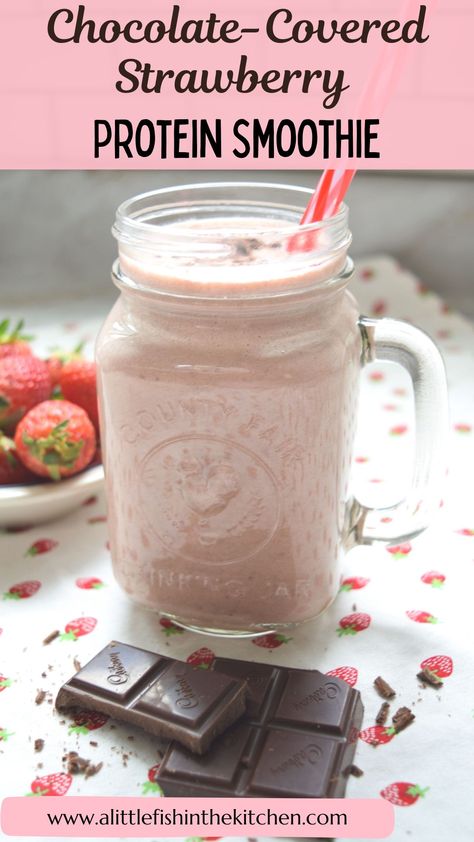 Chocolate-Covered Strawberry Protein Smoothie – A Little Fish in the Kitchen Whey Smoothie Recipes, Chocolate Protein Smoothie Recipes, Whey Protein Smoothies, Strawberry Protein Smoothie, Chocolate Strawberry Smoothie, Smoothie Easy, Chocolate Protein Smoothie, Smoothie Protein, Collagen Smoothie