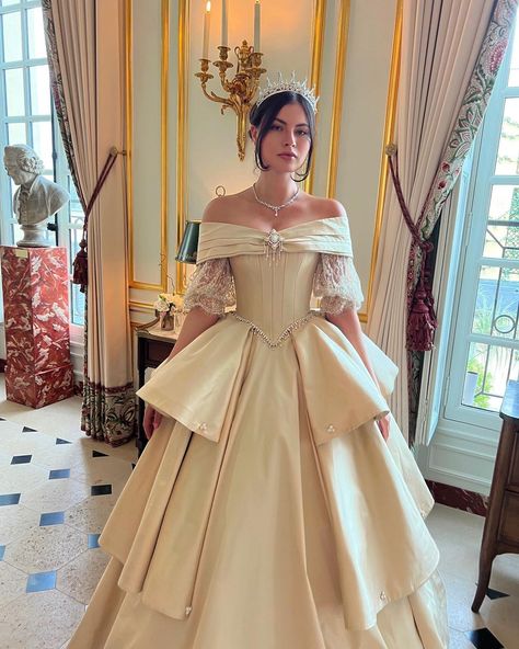 Ballroom Dress Gowns, Queen Victoria Wedding Dress, Versailles Ball, Queen Outfits Royal, Royal Ball Gowns, Victorian Ball Gowns, Queen Gown, Sweet Champagne, Royal Gowns