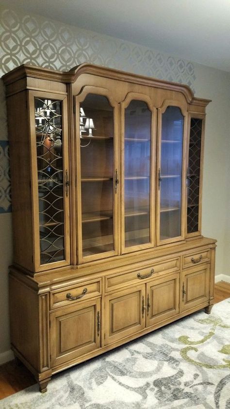 Take the plunge and DO it! This idea will make your 'ugly' hutch so stunning! Wooden Showcase Design, Modern Hutch Makeover, Refurbished Hutch Ideas, Painted China Cabinet Ideas, Kitchen Hutch Ideas, Painted Hutch Ideas, Hutch Decorating Ideas, Refurbished Hutch, Hutch Makeover Diy