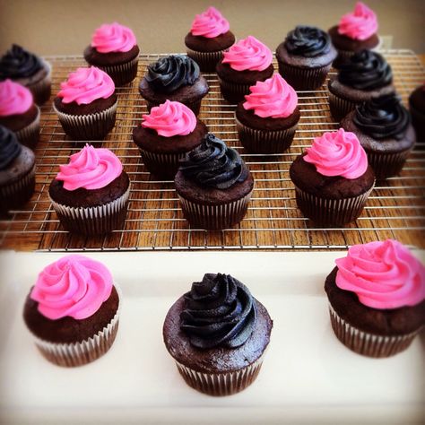 Cupcake Rosa, Black And White Cupcakes, Chocolate Chip Cupcakes, White Cupcakes, Icing Tips, 30th Bday, Cupcake Icing, Pink Chocolate, Black Hot Pink