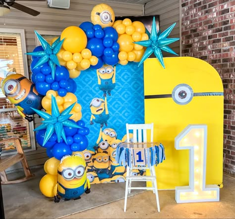 One In A Minion Birthday Party, Minion Themed Birthday Party Decorations, Minion Photoshoot, Minion Birthday Decorations, Minions Themed Birthday Party, Minion 1st Birthday, Minion Balloon Arch, One In A Minion, Minion Centerpieces Ideas