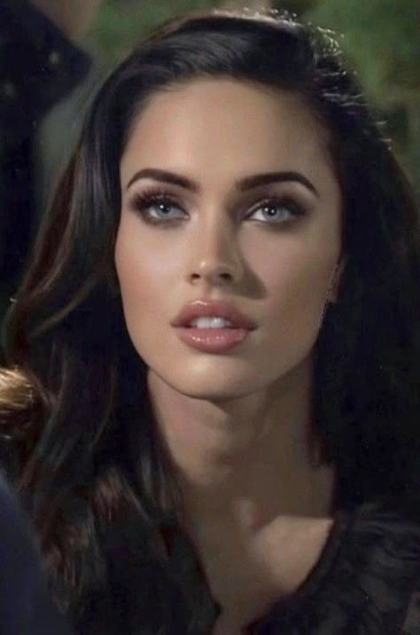 Megan Fox Face, Megan Fox Makeup, Fox Makeup, Femme Fatale Aesthetic, Vampire Bride, Be Extraordinary, Aesthetic 2024, Smink Inspiration, Dark Feminine Aesthetic