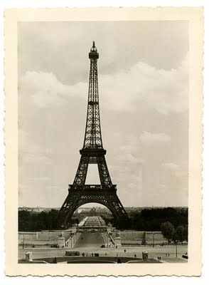 vintage Paris photo from Graphics Fairy #eiffel_tower Eiffel Tower Clip Art, Eiffel Tower Pictures, Vintage Foto's, The Graphics Fairy, Paris Tour, Old Paris, Graphics Fairy, I Love Paris, Love Paris